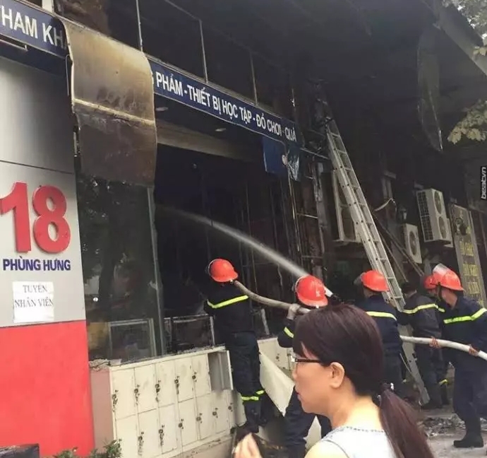 Nhà sách bất ngờ bốc cháy dữ dội trên phố Phùng Hưng, Hà Đông - Ảnh 2