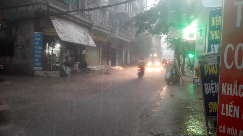 Mưa lớn bất ngờ khiến nhiều tuyến phố ở Hà Nội ngập sâu - Ảnh 4