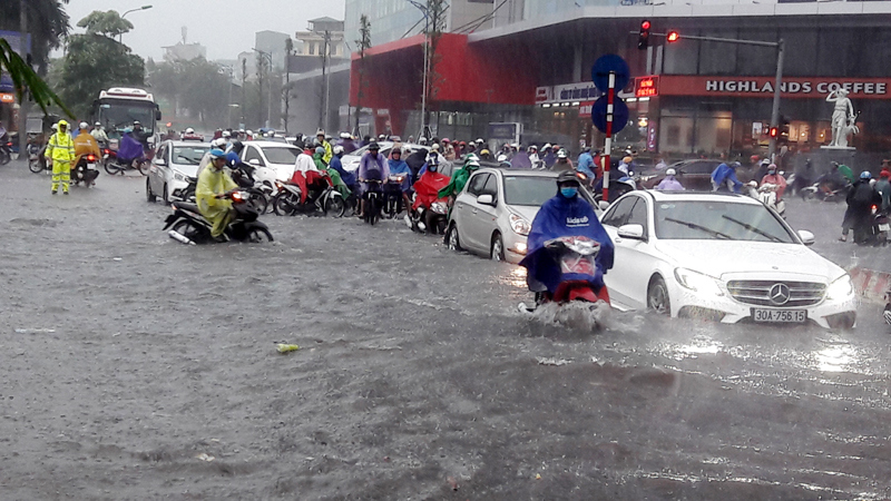 Mưa lớn bất ngờ khiến nhiều tuyến phố ở Hà Nội ngập sâu - Ảnh 3