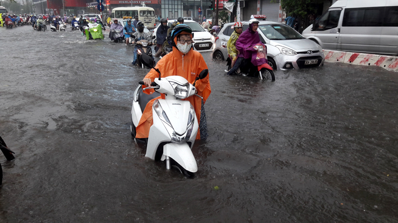 Mưa lớn bất ngờ khiến nhiều tuyến phố ở Hà Nội ngập sâu - Ảnh 5