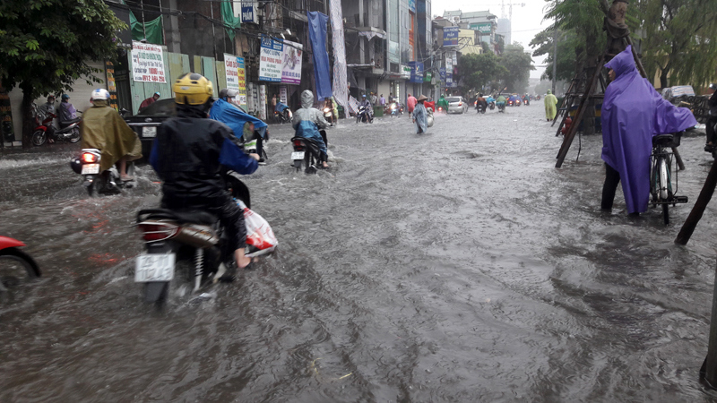 Mưa lớn bất ngờ khiến nhiều tuyến phố ở Hà Nội ngập sâu - Ảnh 6