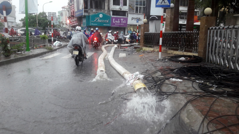 Mưa lớn bất ngờ khiến nhiều tuyến phố ở Hà Nội ngập sâu - Ảnh 7