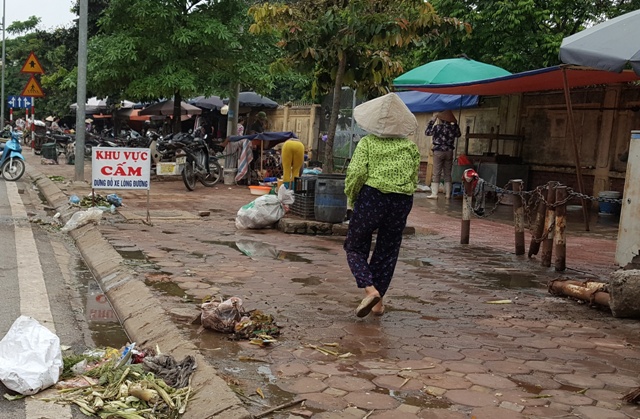 Nhức nhối tình trạng lấn chiếm vỉa hè, lòng đường ở phường Dương Nội - Ảnh 11