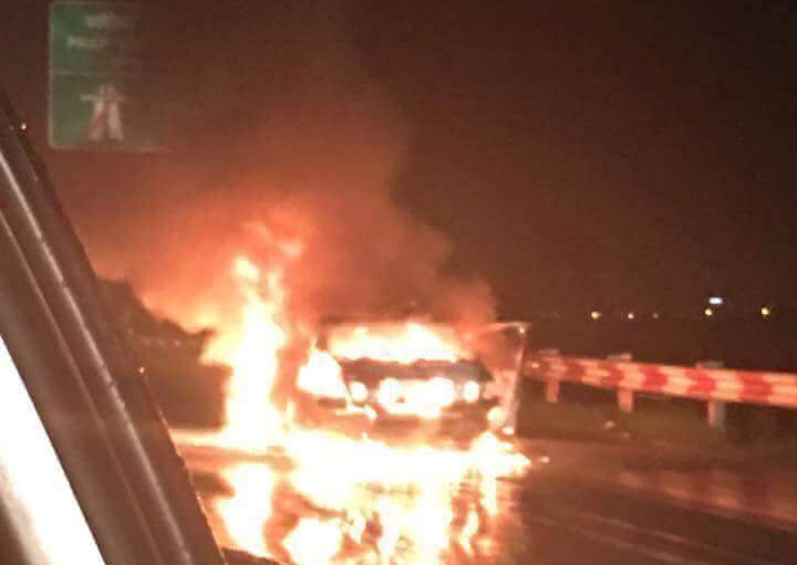 Ô tô 4 chỗ bốc cháy dữ dội trên cao tốc Pháp Vân - Cầu Giẽ - Ảnh 1