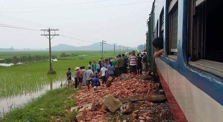 Hà Nội: Tàu hỏa đâm trực diện xe tải, tài xế tử vong - Ảnh 1