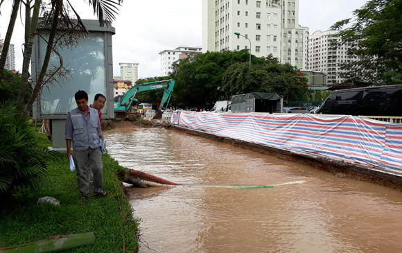 Hà Nội: Vỡ đường ống, hàng nghìn hộ dân mất nước sinh hoạt - Ảnh 2