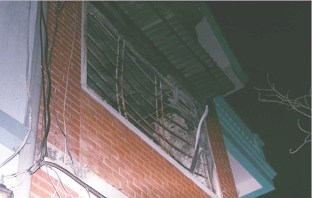 Hà Nội: Ngôi nhà 4 tầng bốc cháy dữ dội trong đêm ở Cổ Nhuế - Ảnh 1