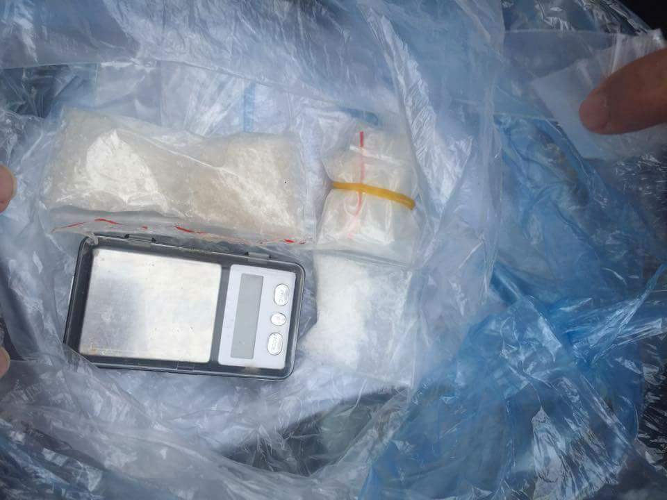 Cảnh sát 141 bắt nóng đối tượng mang 3 gói ma túy đá trong cốp xe máy - Ảnh 1