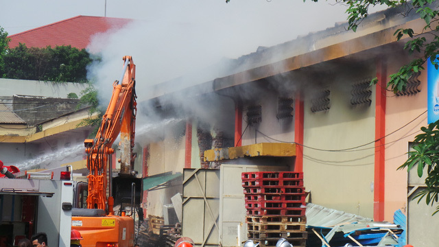 Hà Nội: Cháy dữ dội tại kho hàng trên đường Bạch Đằng - Ảnh 1