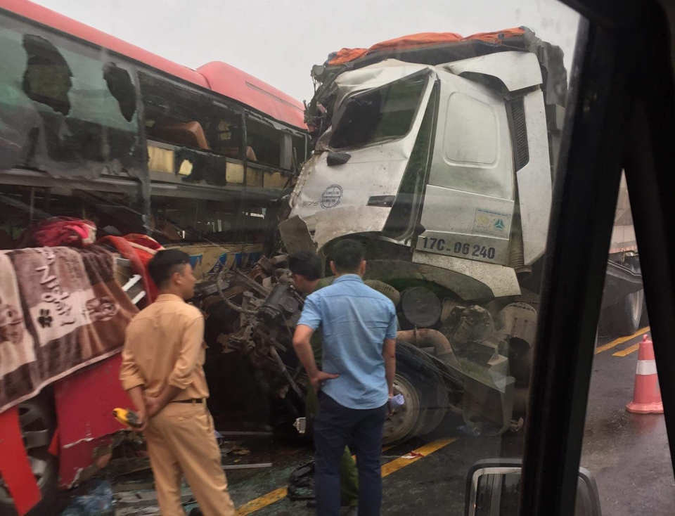 Xe khách đối đầu xe tải trên cao tốc Hà Nội - Lào Cai, 8 người bị thương - Ảnh 1