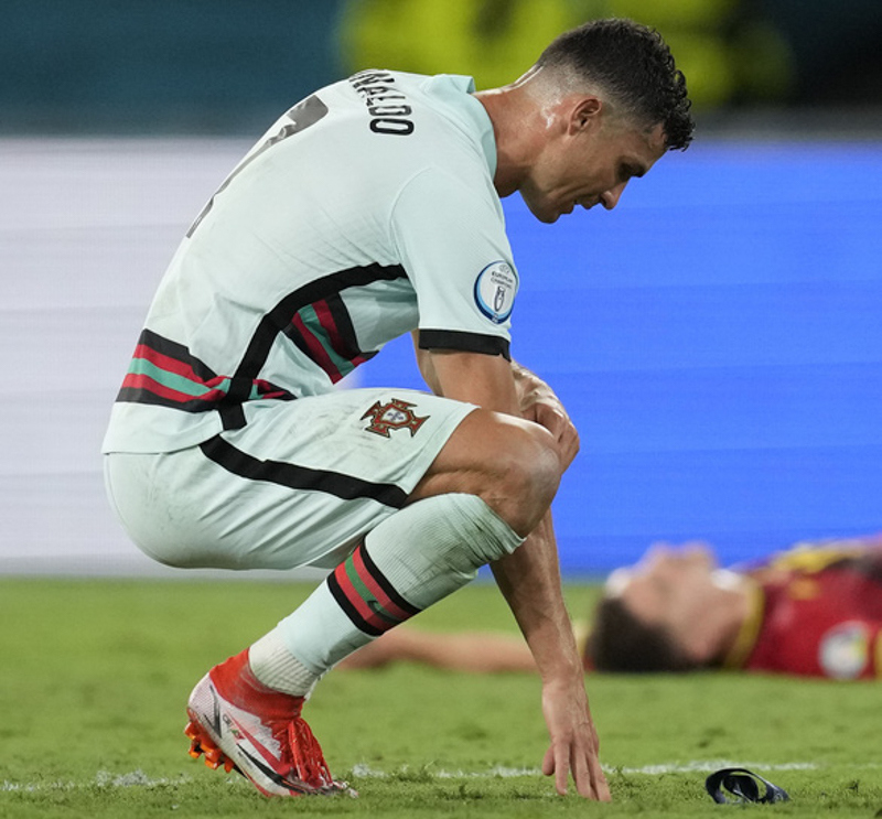 Ronaldo ngồi gục, ném băng đội trưởng và Bồ Đào Nha cần thay đổi - Ảnh 2