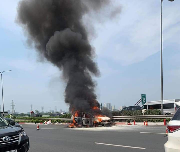 Ô tô Mitsubishi cháy dữ dội trên cao tốc Pháp Vân - Cầu Giẽ - Ảnh 1