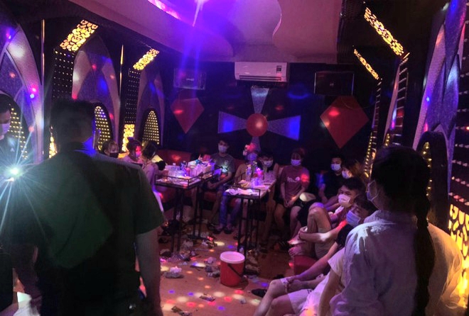 Hà Nội: Phát hiện 13 đối tượng "bay lắc" bất chấp dịch trong quán karaoke ở Thạch Thất - Ảnh 1