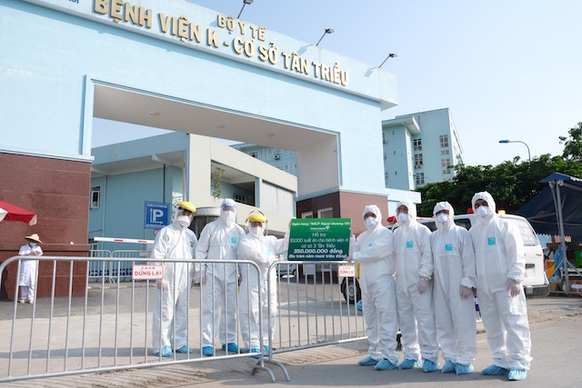 Vietcombank trao tặng 5 tỷ đồng và 10.000 suất ăn hỗ trợ Bệnh viện K cơ sở Tân Triều phòng chống dịch Covid-19 - Ảnh 1