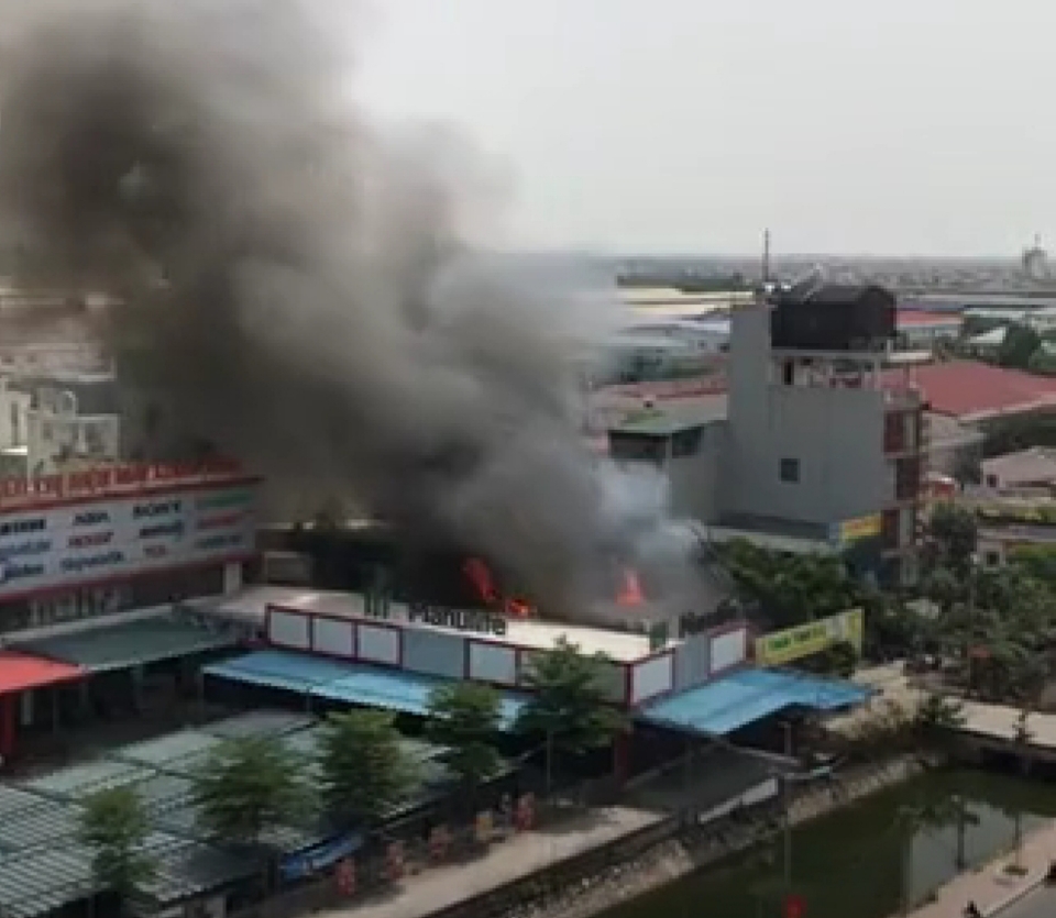 Hà Nội: Cháy lớn tại quán bia ở Thường Tín, nhiều tài sản bị thiêu rụi - Ảnh 1
