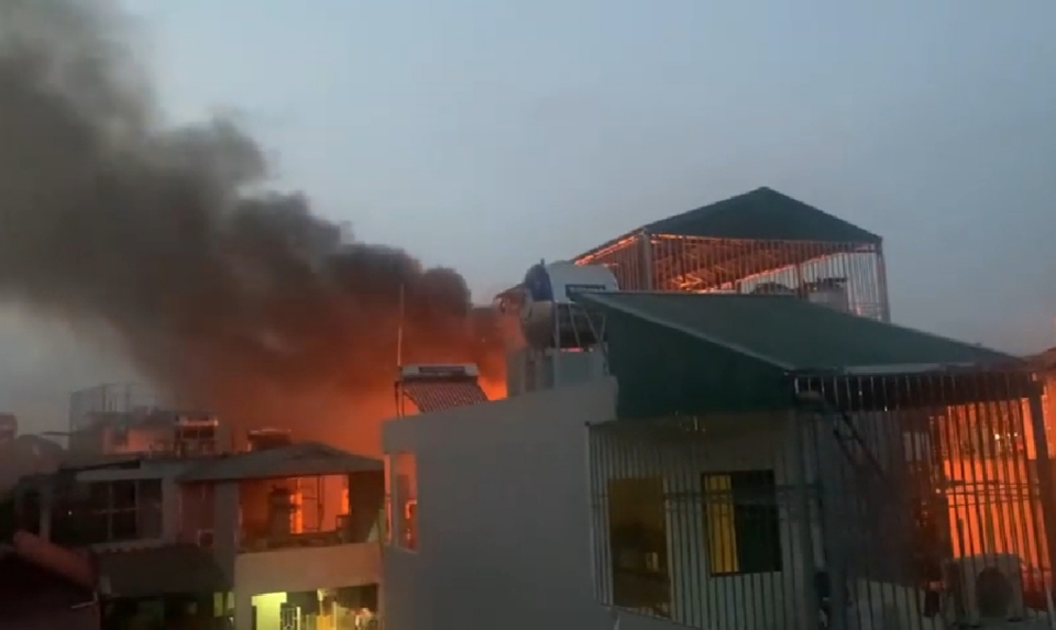Hà Nội: Cháy dữ dội tại ngôi nhà ở ngõ phố Khâm Thiên - Ảnh 2