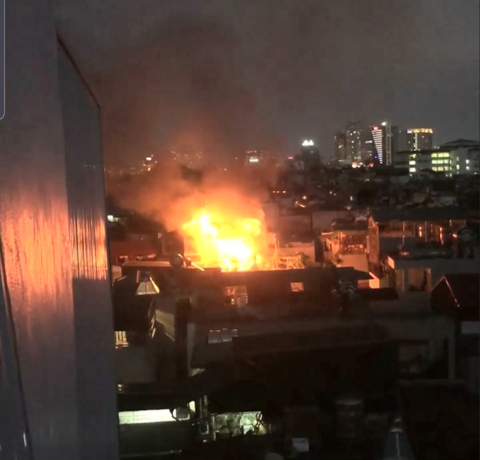 Hà Nội: Cháy dữ dội tại ngôi nhà ở ngõ phố Khâm Thiên - Ảnh 3