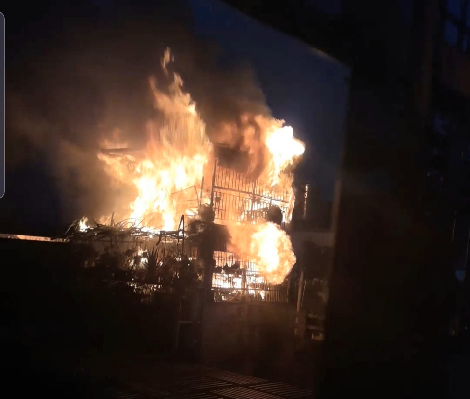 Hà Nội: Cháy dữ dội tại ngôi nhà ở ngõ phố Khâm Thiên - Ảnh 4