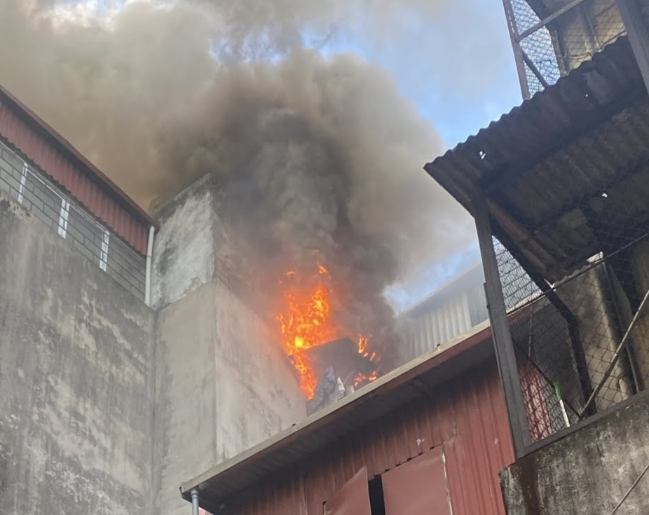 Hà Nội: Cháy lớn tại ngôi nhà trong ngõ phố Lương Yên - Ảnh 1