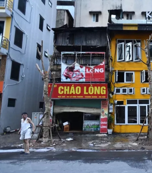 Hà Nội: Ngôi nhà bất ngờ bốc cháy dữ dội trên phố Lê Văn Thiêm - Ảnh 2