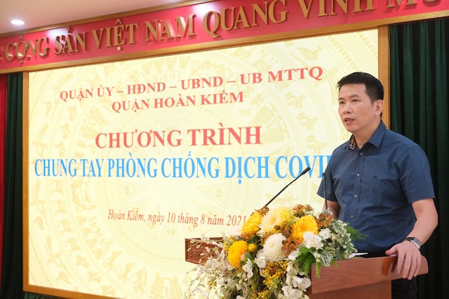 Vietcombank tặng ô tô cứu thương cho quận Hoàn Kiếm phục vụ công tác phòng chống dịch Covid-19 - Ảnh 1