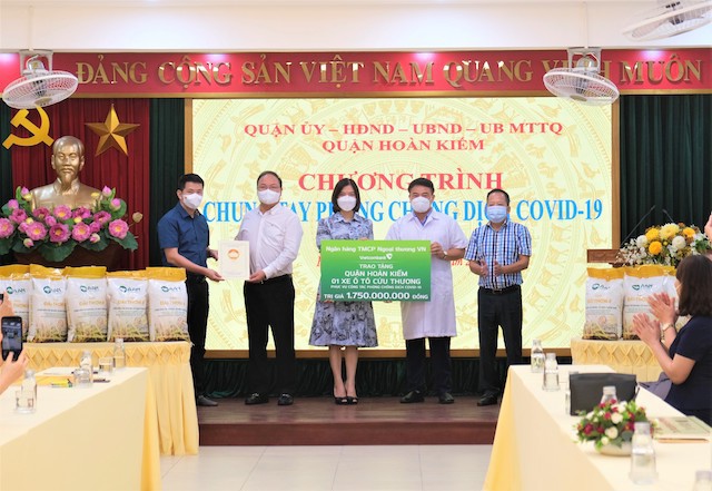 Vietcombank tặng ô tô cứu thương cho quận Hoàn Kiếm phục vụ công tác phòng chống dịch Covid-19 - Ảnh 3