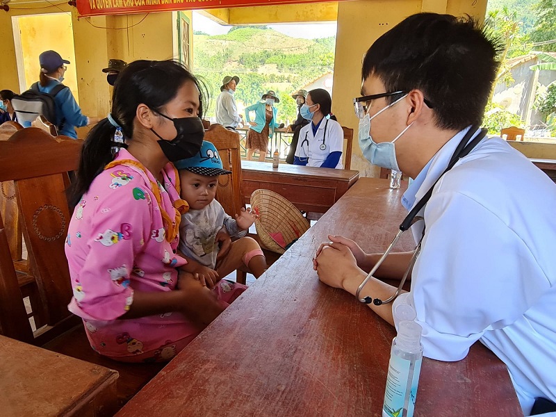 Hơn 30% trẻ em miền núi của Quảng Ngãi bị suy dinh dưỡng thể thấp còi - Ảnh 1