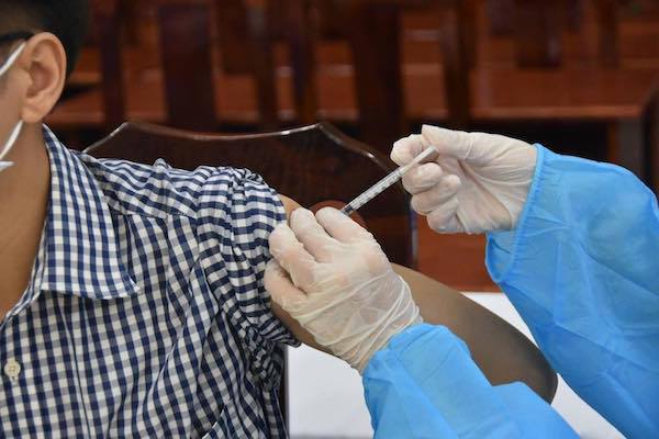 Bộ Y tế kiểm tra công tác tiêm chủng vắc xin phòng Covid-19 tại TP Hồ Chí Minh - Ảnh 6