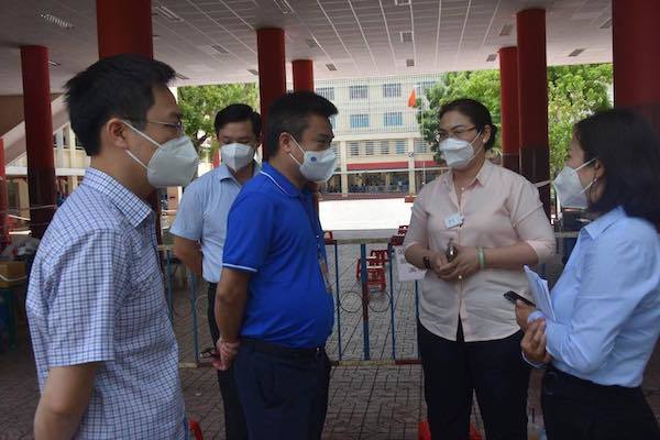 Bộ Y tế kiểm tra công tác tiêm chủng vắc xin phòng Covid-19 tại TP Hồ Chí Minh - Ảnh 1