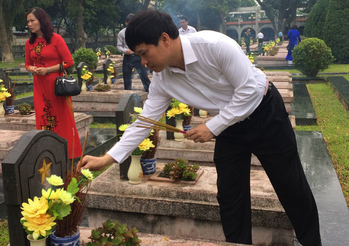 Đoàn đại biểu TP Hà Nội thăm, viếng nghĩa trang liệt sĩ tại tỉnh Điện Biên - Ảnh 2