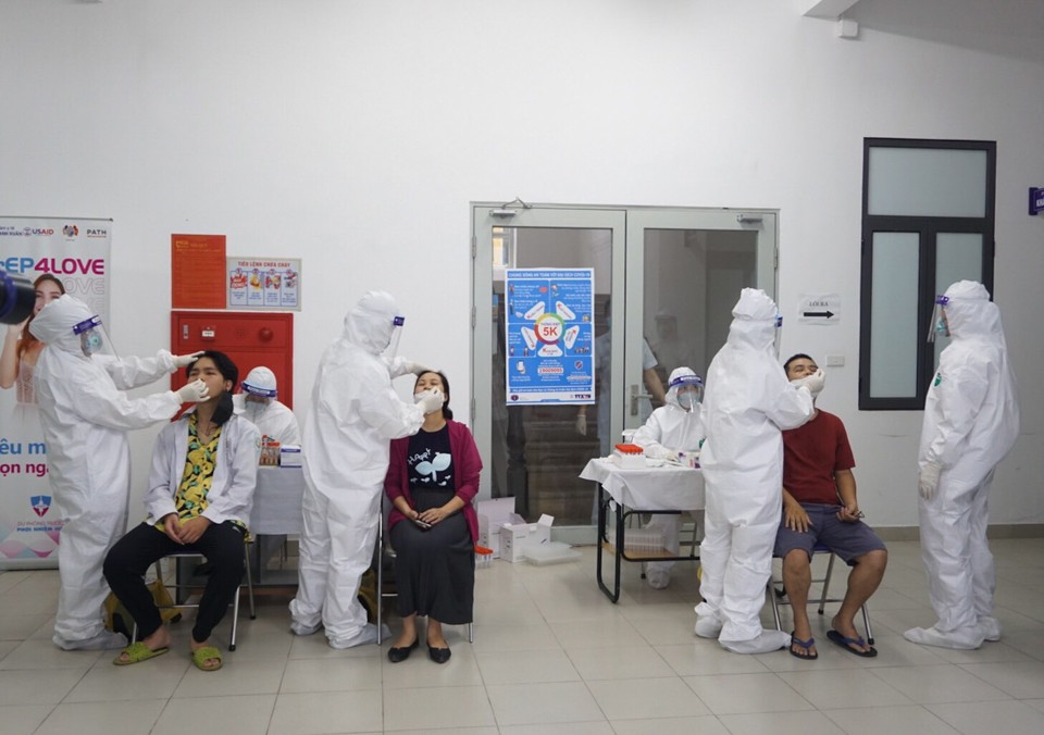 Chùm ảnh: Quận Thanh Xuân xét nghiệm Covid-19 cho 854 người trở về từ Đà Nẵng - Ảnh 6