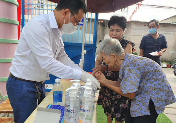 Rộn ràng không khí bầu cử tại các điểm bỏ phiếu trên địa bàn TP Hồ Chí Minh - Ảnh 7