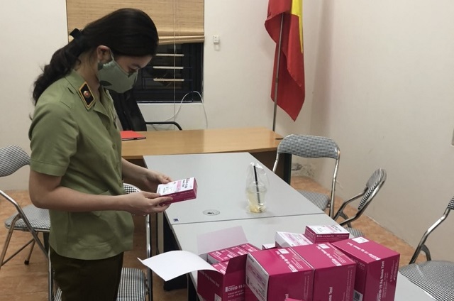 Quản lý thị trường Hà Nội phát hiện 800 bộ kit test Covid-19 không nguồn gốc - Ảnh 1