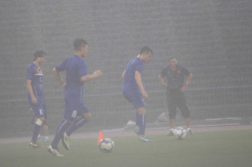 Tuyển Việt Nam đội mưa tập luyện làm quen sân National Olympic - Ảnh 2
