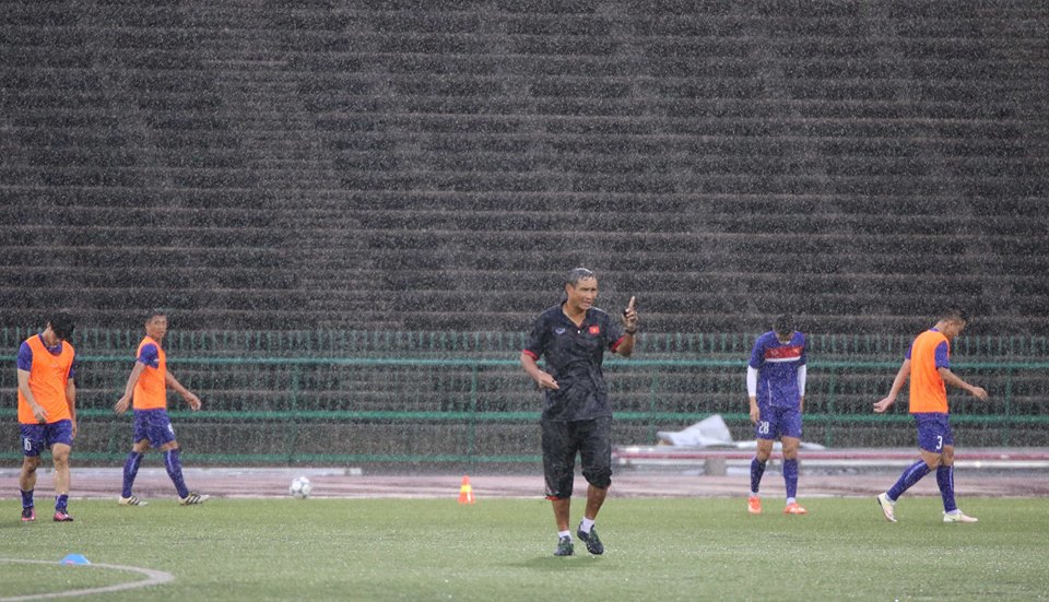 Tuyển Việt Nam đội mưa tập luyện làm quen sân National Olympic - Ảnh 3