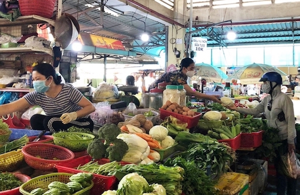 Nhiều người dân TP Hồ Chí Minh đổ xô mua hàng tích trữ, giá thực phẩm tăng gấp nhiều lần - Ảnh 3