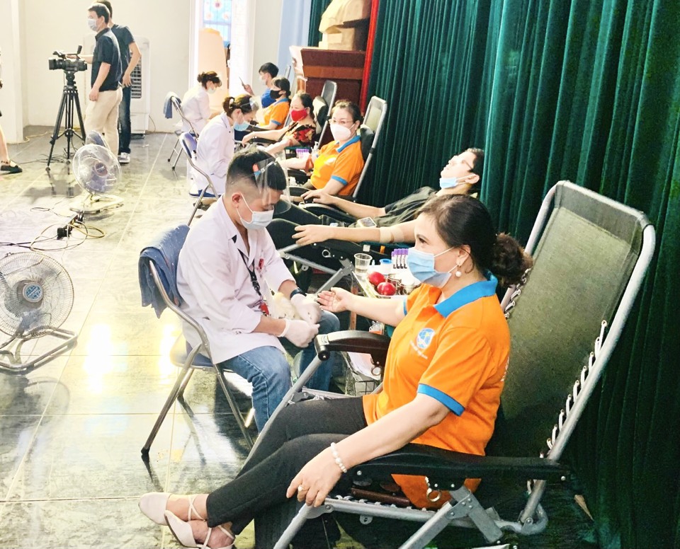 Chùm ảnh: Phụ nữ quận Thanh Xuân hiến máu an toàn giữa mùa dịch - Ảnh 4