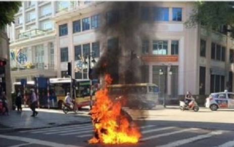 Hà Nội: Xe máy bốc cháy dữ dội trên phố Tràng Tiền - Ảnh 1