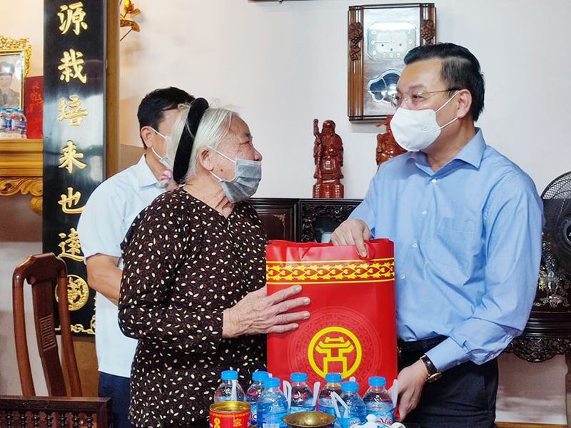 Chủ tịch UBND TP Hà Nội Chu Ngọc Anh thăm, động viên gia đình chính sách tiêu biểu - Ảnh 2