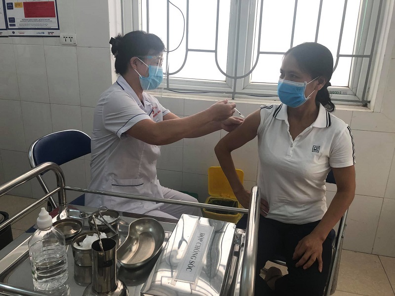 Quốc Oai hoàn thành chiến dịch tiêm vaccine phòng Covid-19 đợt 5 cho 17.216 đối tượng ưu tiên - Ảnh 1