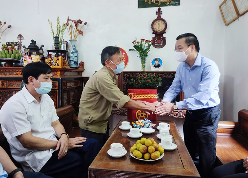 Chủ tịch UBND TP Hà Nội Chu Ngọc Anh thăm, động viên gia đình chính sách tiêu biểu - Ảnh 1
