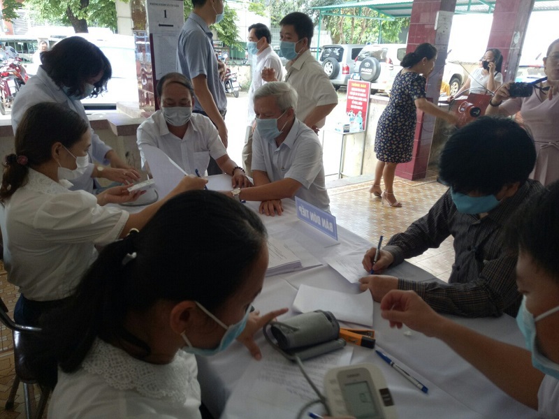 Những mũi tiêm vaccine phòng Covid-19 đầu tiên ở Quảng Ngãi - Ảnh 2