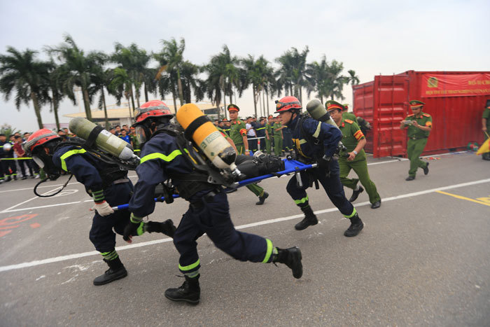 Sôi nổi hội thi thể thao nghiệp vụ chữa cháy và cứu nạn cứu hộ - Ảnh 11