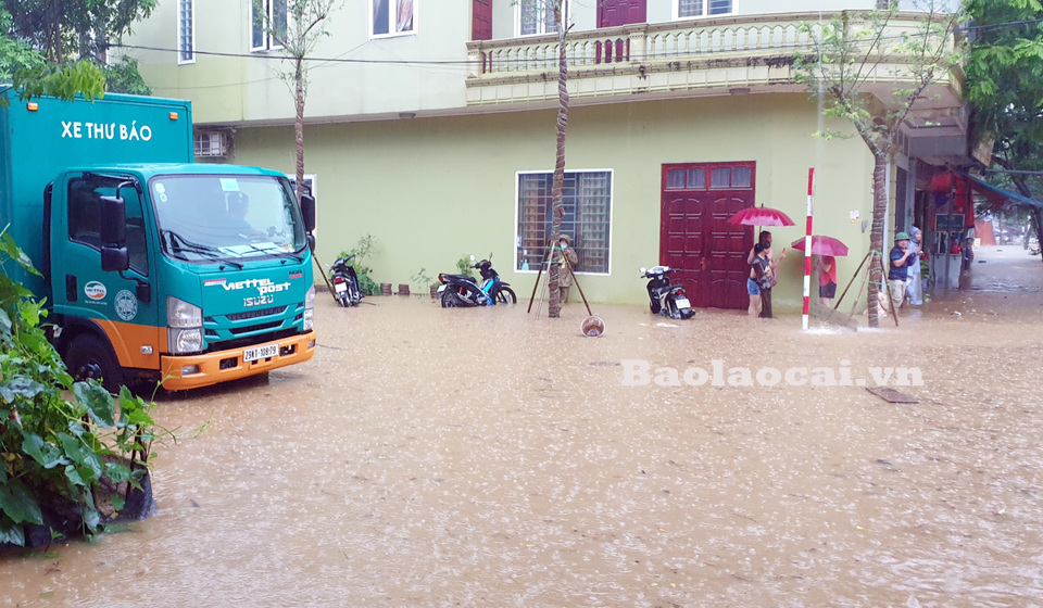 Thành phố Lào Cai ngập sâu sau trận mưa lớn - Ảnh 4