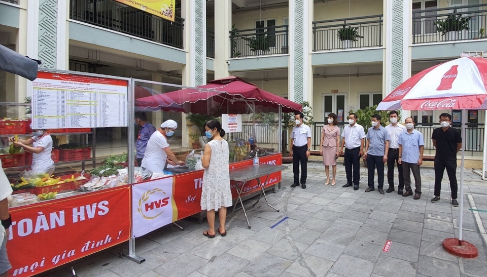 Quận Hoàn Kiếm triển khai điểm bán hàng lưu động phục vụ người dân khi giãn cách - Ảnh 2