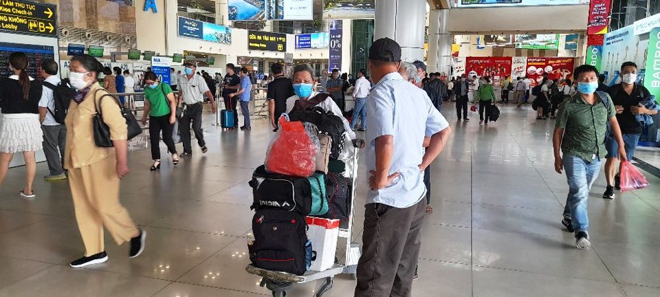 Cận cảnh Sân bay Nội Bài trong cao điểm ngày đầu nghỉ lễ - Ảnh 7