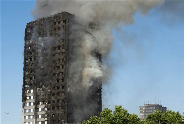 Cháy chung cư ở London: Hàng trăm người còn mắc kẹt - Ảnh 2
