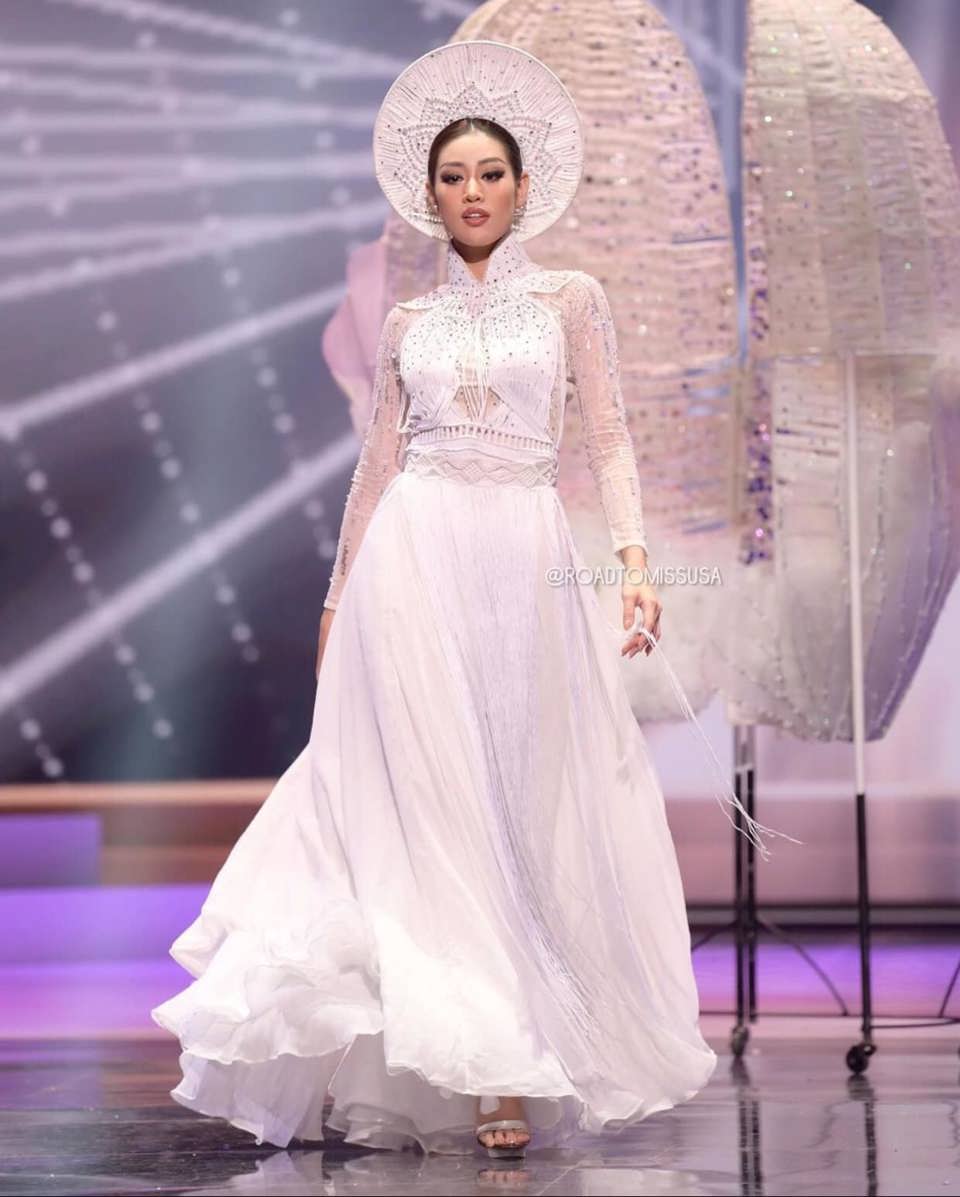 Cận cảnh màn xử lý sự cố của người đẹp Việt Nam trong phần thi trang phục dân tộc tại Hoa hậu Hoàn vũ  2021 - Ảnh 3