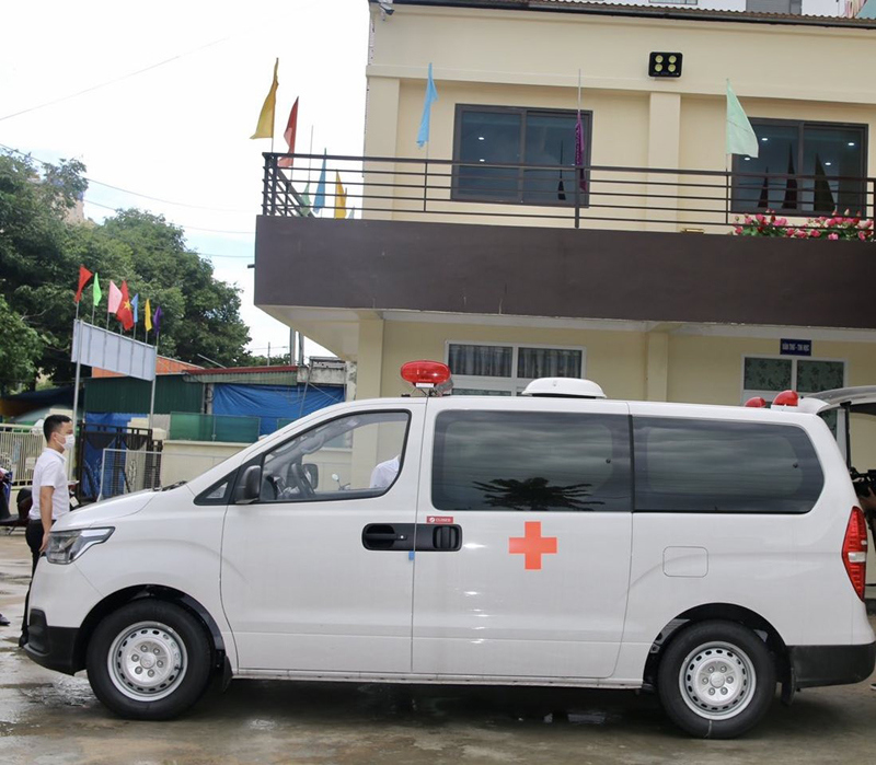 FLC tặng xe cứu thương cho Sầm Sơn, sau khi chi viện hơn 150 tỷ phòng chống dịch bệnh, thiên tai tại nhiều tỉnh thành - Ảnh 1