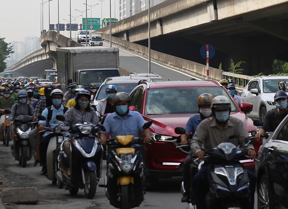 Hà Nội: Lượng phương tiện giao thông tăng mạnh ngay từ sáng sớm - Ảnh 14